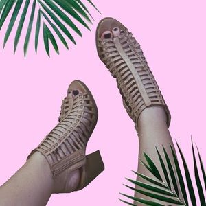 !CREME BANDED RAMPAGE HIGH HEELS! 🧳👠🌴